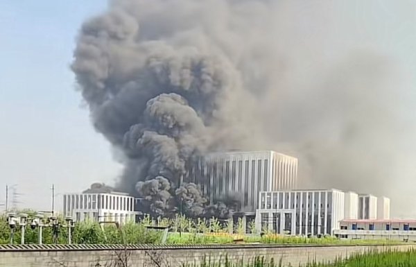 弘大速配 松江一在建工地起火 无人员伤亡